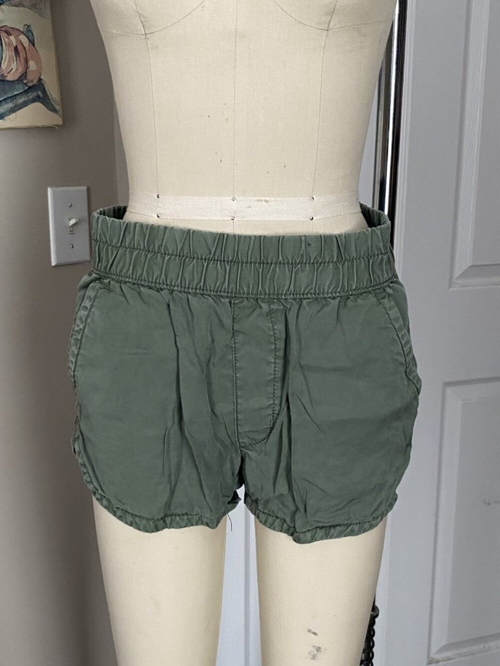 AMRICAN EAGLE Olive green LYOCELL Stretch waist Mini Shorts *XS* B192